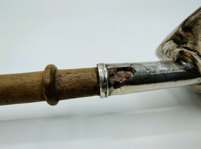 Punchlepel met houtsteel en zilveren kraag, beschadigingen bij kop