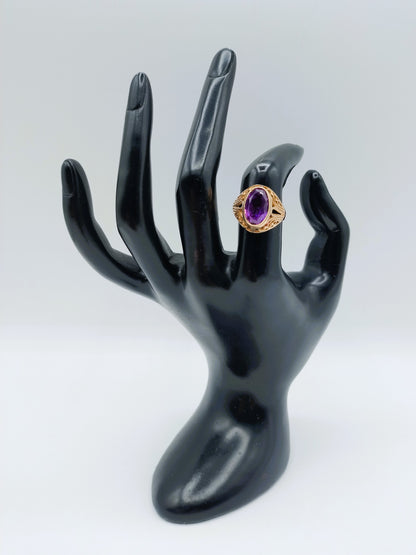 Gouden ring met ovale paarse amethist en gouden zetting, frontaanzicht