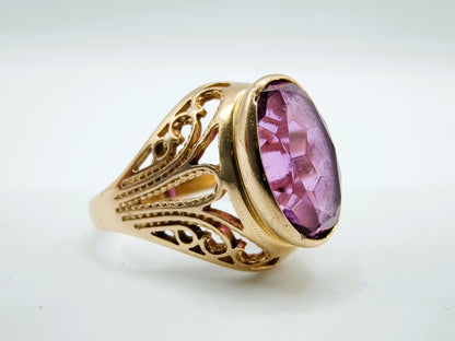 Gouden ring met grote paarse amethist in ovale kast en gegraveerde band
