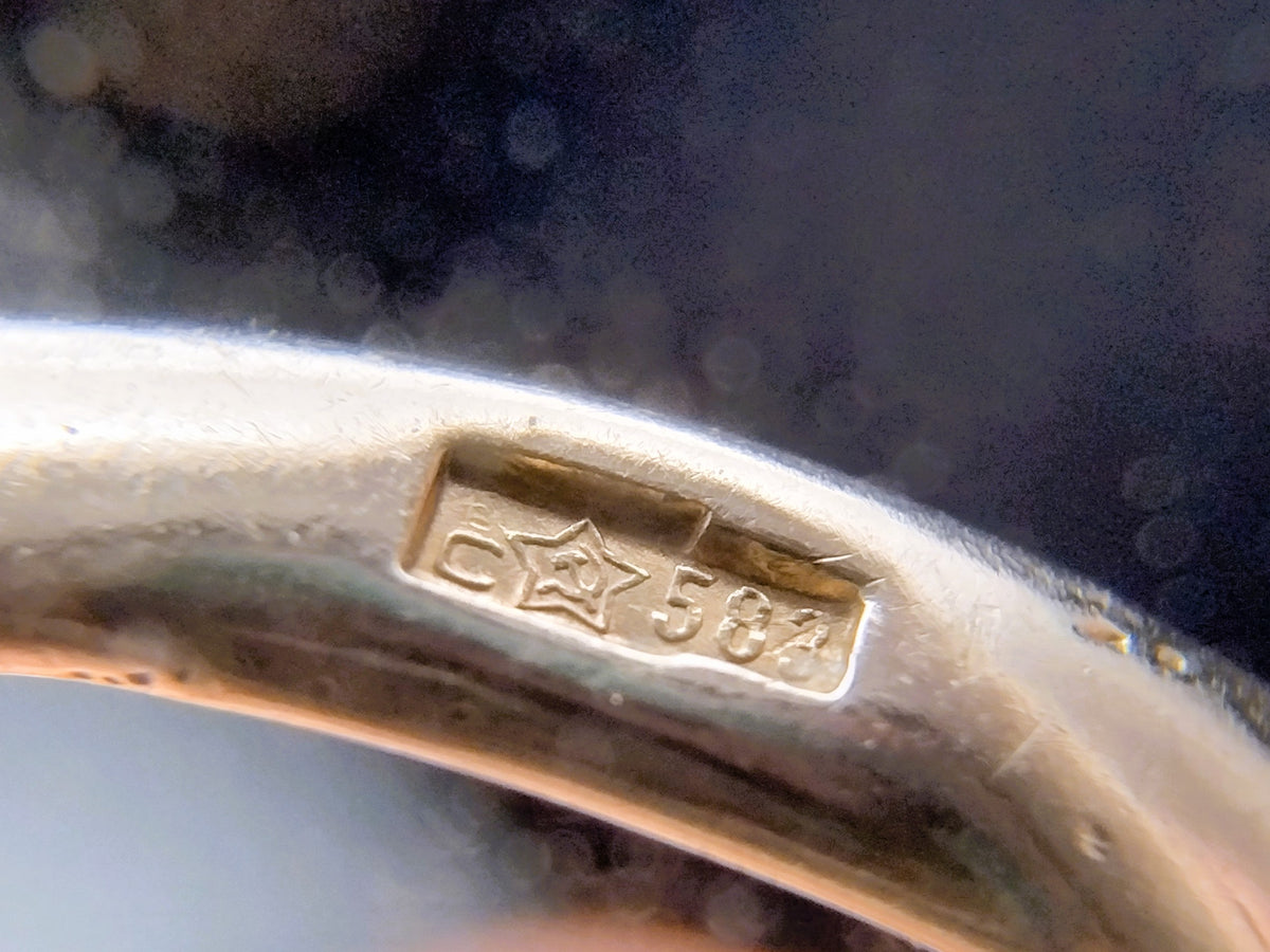 Goudkeur op ringband met ingeslagen markeringen