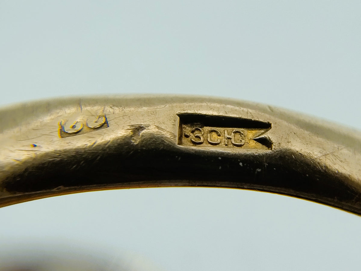 Goudkeur en merkteken op binnenzijde van gouden ring, ingeslagen cijfers