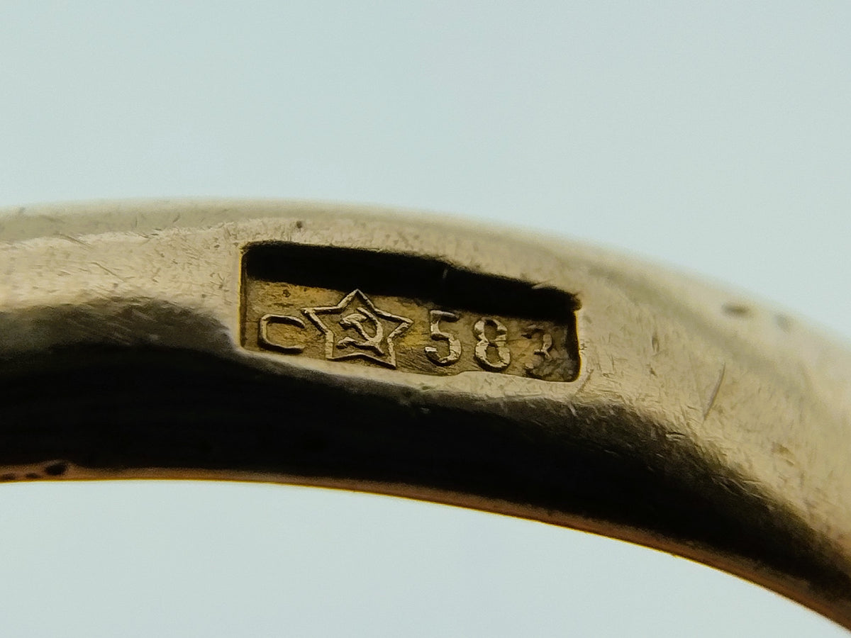Ingeslagen keurmerk en cijfers op binnenkant van gouden ring