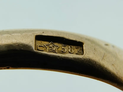 Ingeslagen keurmerk en cijfers op binnenkant van gouden ring