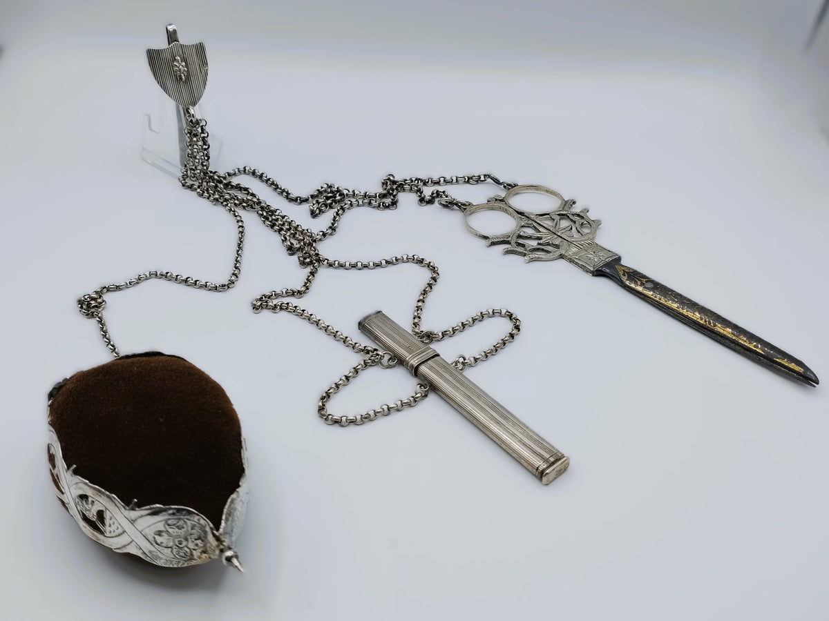 Zilveren chatelaine, 18e en 19e eeuws. o.a. J. van den Berg, Schoonhoven, 1824