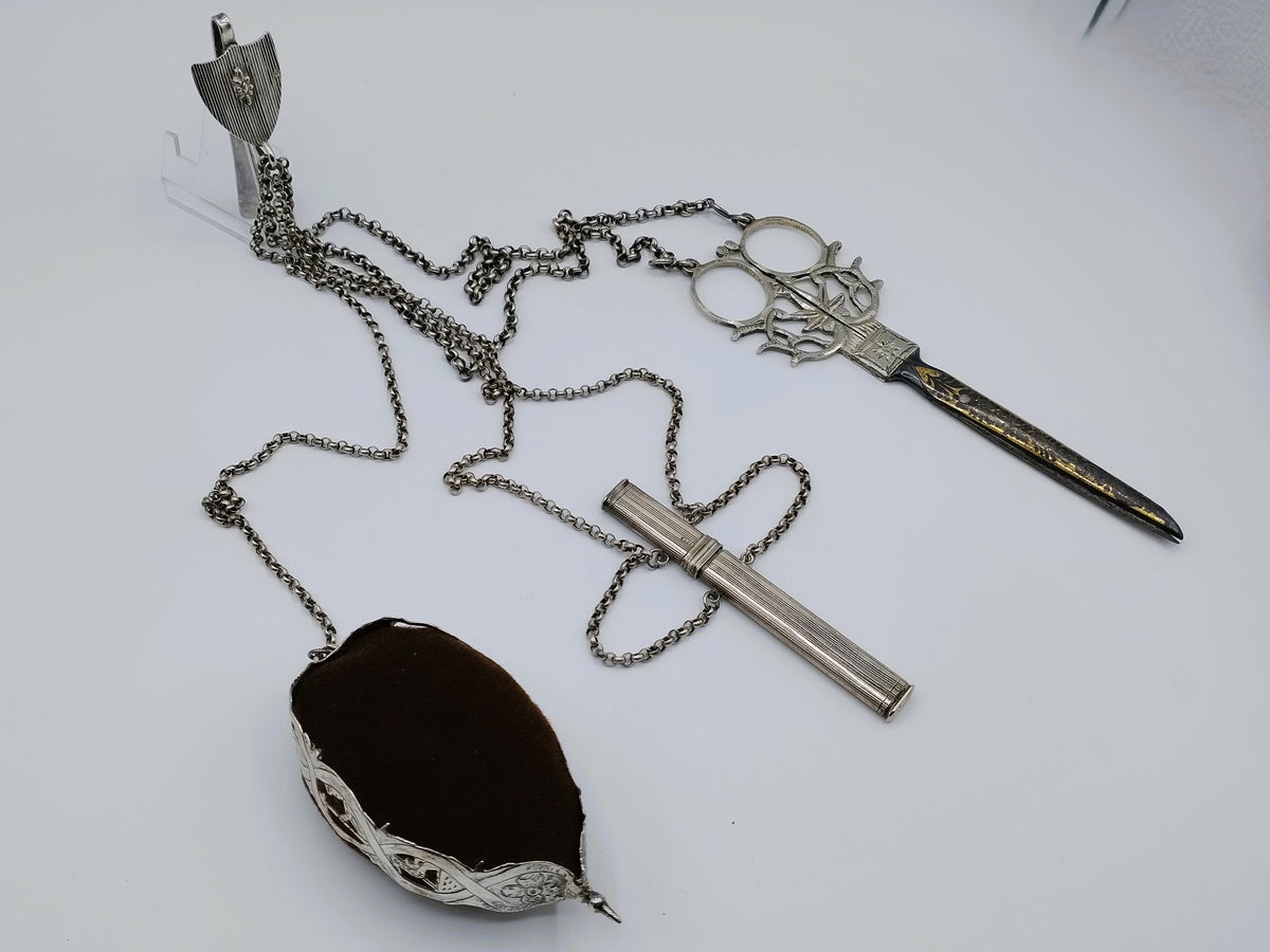 Zilveren chatelaine, 18e en 19e eeuws. o.a. J. van den Berg, Schoonhoven, 1824