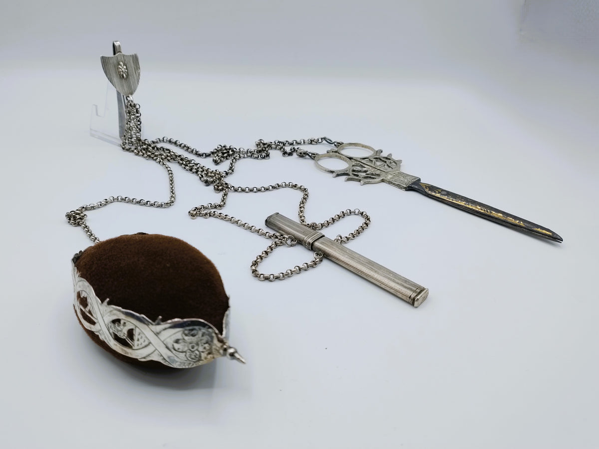 Zilveren chatelaine, 18e en 19e eeuws. o.a. J. van den Berg, Schoonhoven, 1824