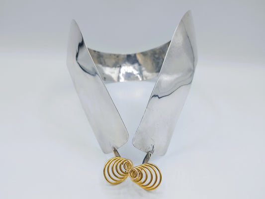 Zilveren oorijzer met gouden krullen, Kampereiland