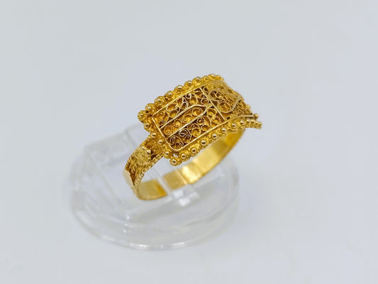 Gouden filigrain ring in zijaanzicht, opengewerkte versiering bovenop