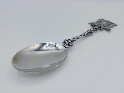 Zilveren lepel met ovale kom, schakelketting en gegraveerd decor aan het uiteinde