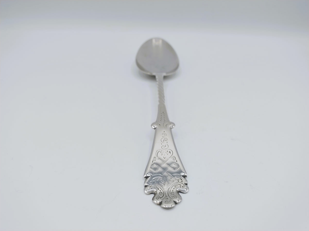 Zilveren lepeldetail met rond knopje, gegraveerde steel en decoratieve onderkant