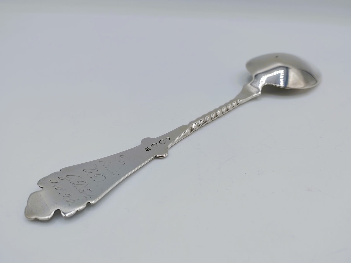 Zilveren lepel met gedraaide steel en ovale lepelkop, versierde uiteinden