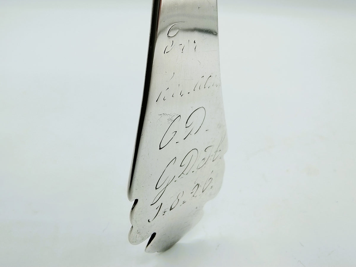 Gegraveerde handtekening en tekst op zilveren oppervlak van de lepel