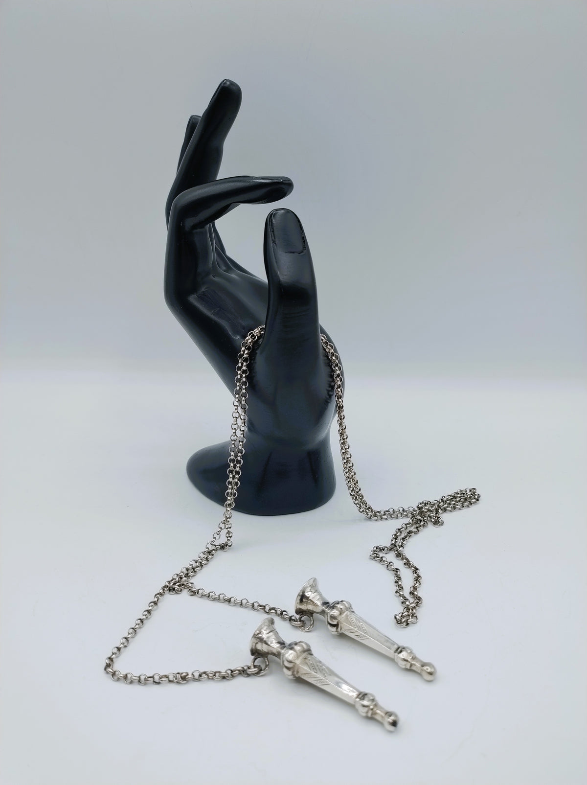 Zilveren breipendoppen aan jasseronketting. IJbele Steensma, Bergum, ca. 1930