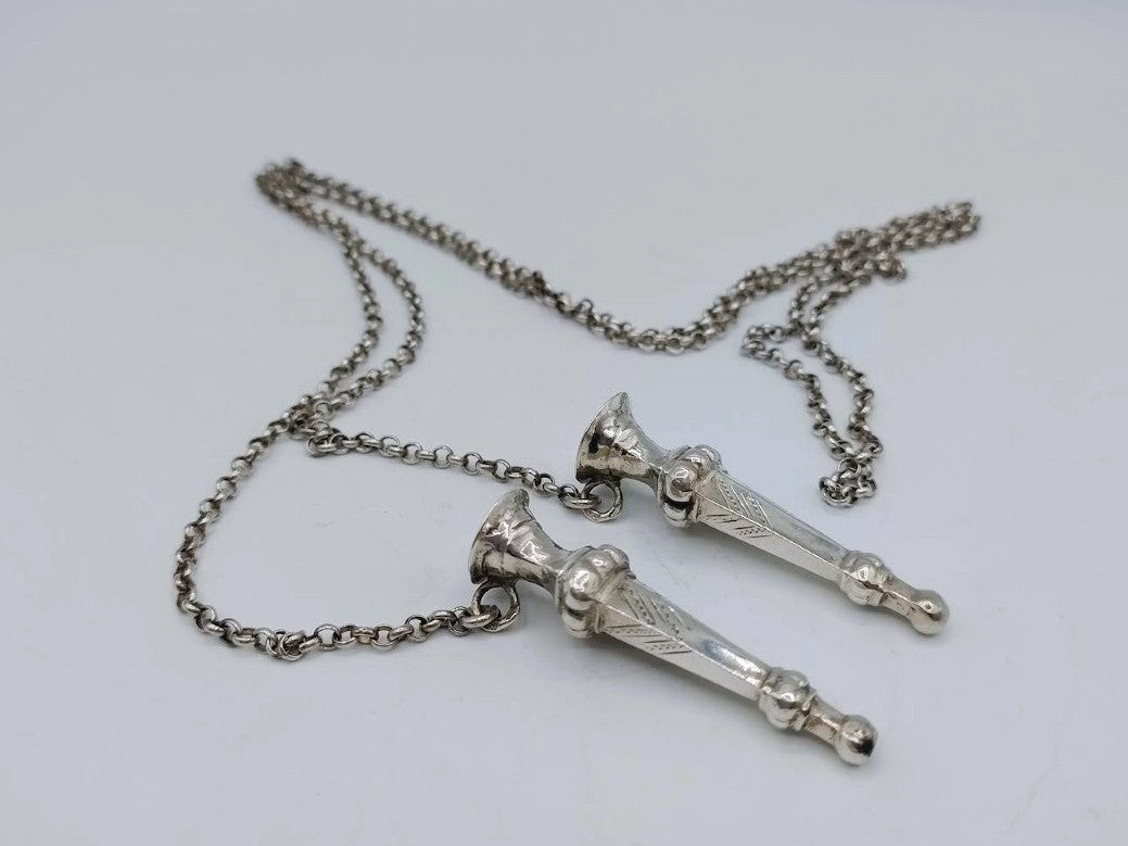 Zilveren breipendoppen aan jasseronketting. IJbele Steensma, Bergum, ca. 1930