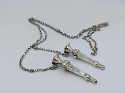 Zilveren breipendoppen aan jasseronketting. IJbele Steensma, Bergum, ca. 1930