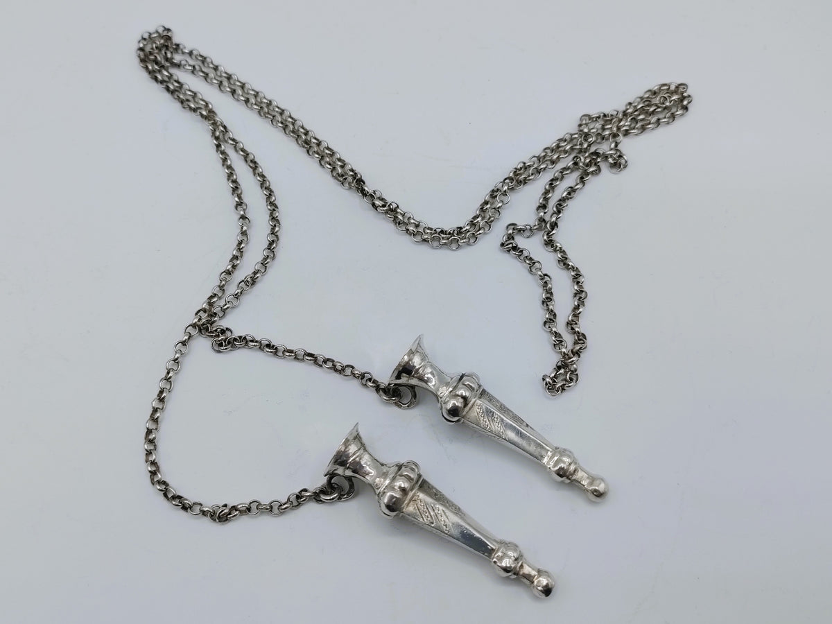 Zilveren breipendoppen aan jasseronketting. IJbele Steensma, Bergum, ca. 1930