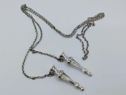 Zilveren breipendoppen aan jasseronketting. IJbele Steensma, Bergum, ca. 1930