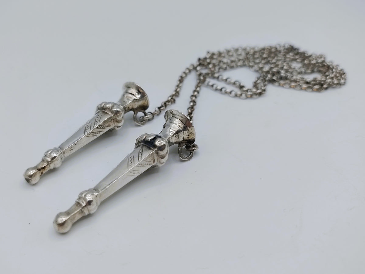 Zilveren breipendoppen aan jasseronketting. IJbele Steensma, Bergum, ca. 1930