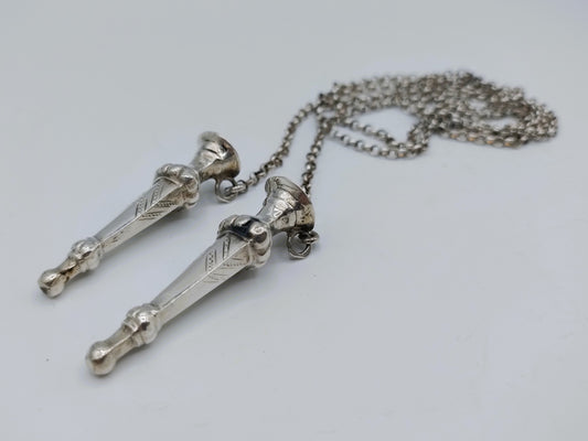 Zilveren breipendoppen aan jasseronketting. IJbele Steensma, Bergum, ca. 1930