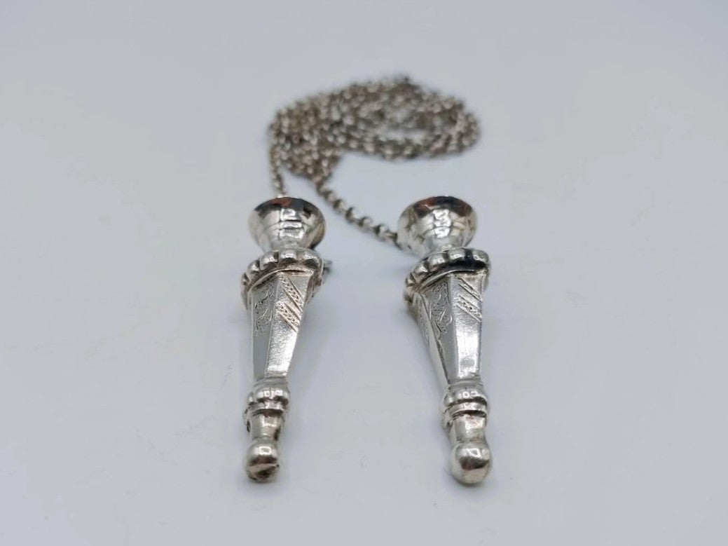 Zilveren breipendoppen aan jasseronketting. IJbele Steensma, Bergum, ca. 1930
