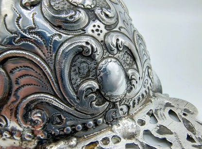 Detail van gegraveerde zilveren ornamenten rond een ovaal centraal vlak