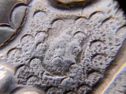 Zilveren brandewijnkom met gegraveerd ornament en randen met reliëf