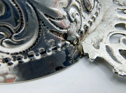 Zilveren brandewijnkom: detail van gravure met parelrand en bloemenornament