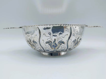 Zilveren brandewijnkom met brede rand en blauw-zwart gegraveerd ornament
