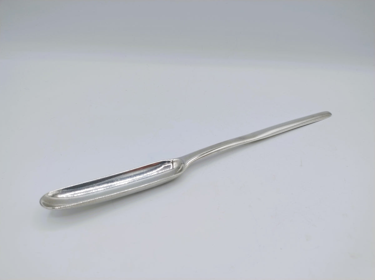 Zilveren mergboor met ovale greep en smalle, lange steel