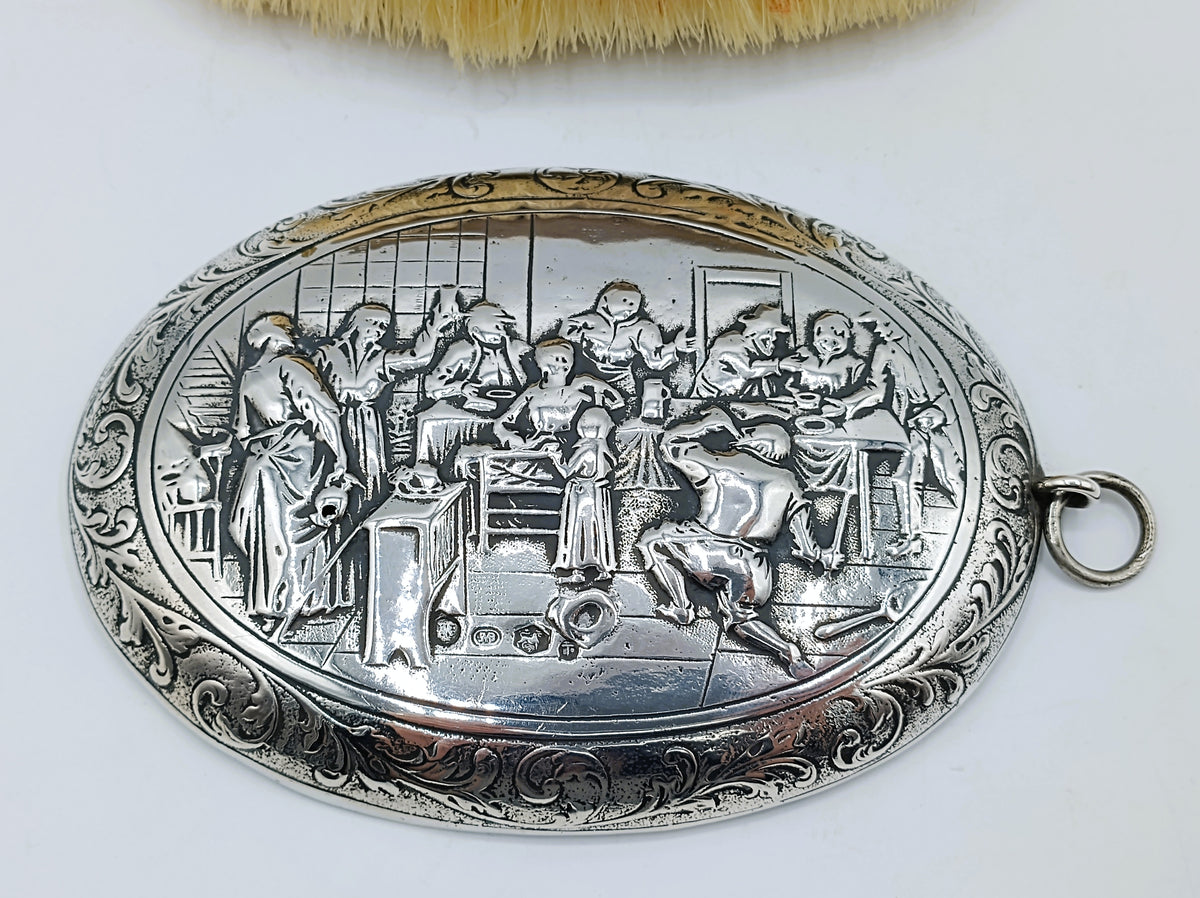 Kledingborstel met zilveren gegraveerde kap met decor en ringbeugel
