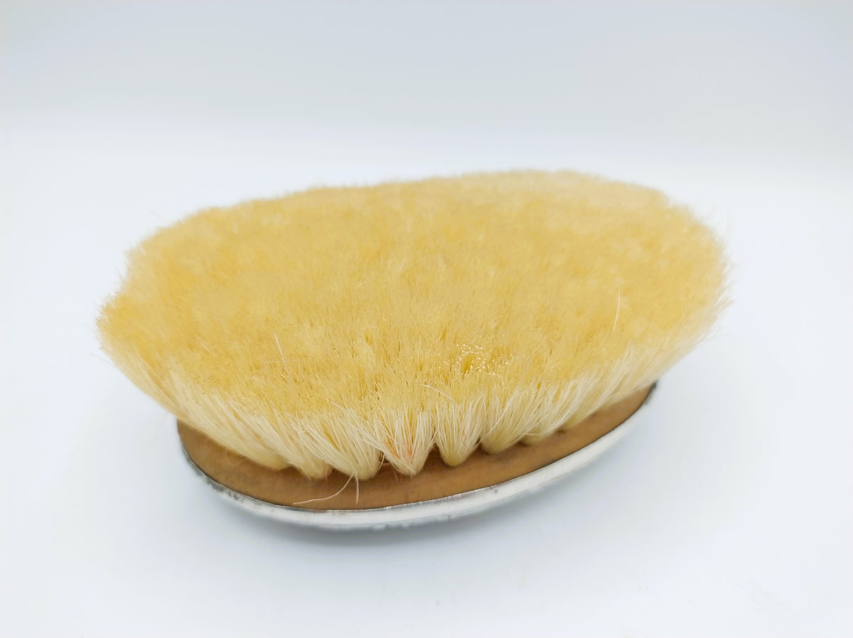 Kledingborstel met gele borstelharen en bruine onderkant