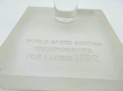 Witte sokkel met gegraveerde tekst: World Speed Skating Championships for Ladies 1992