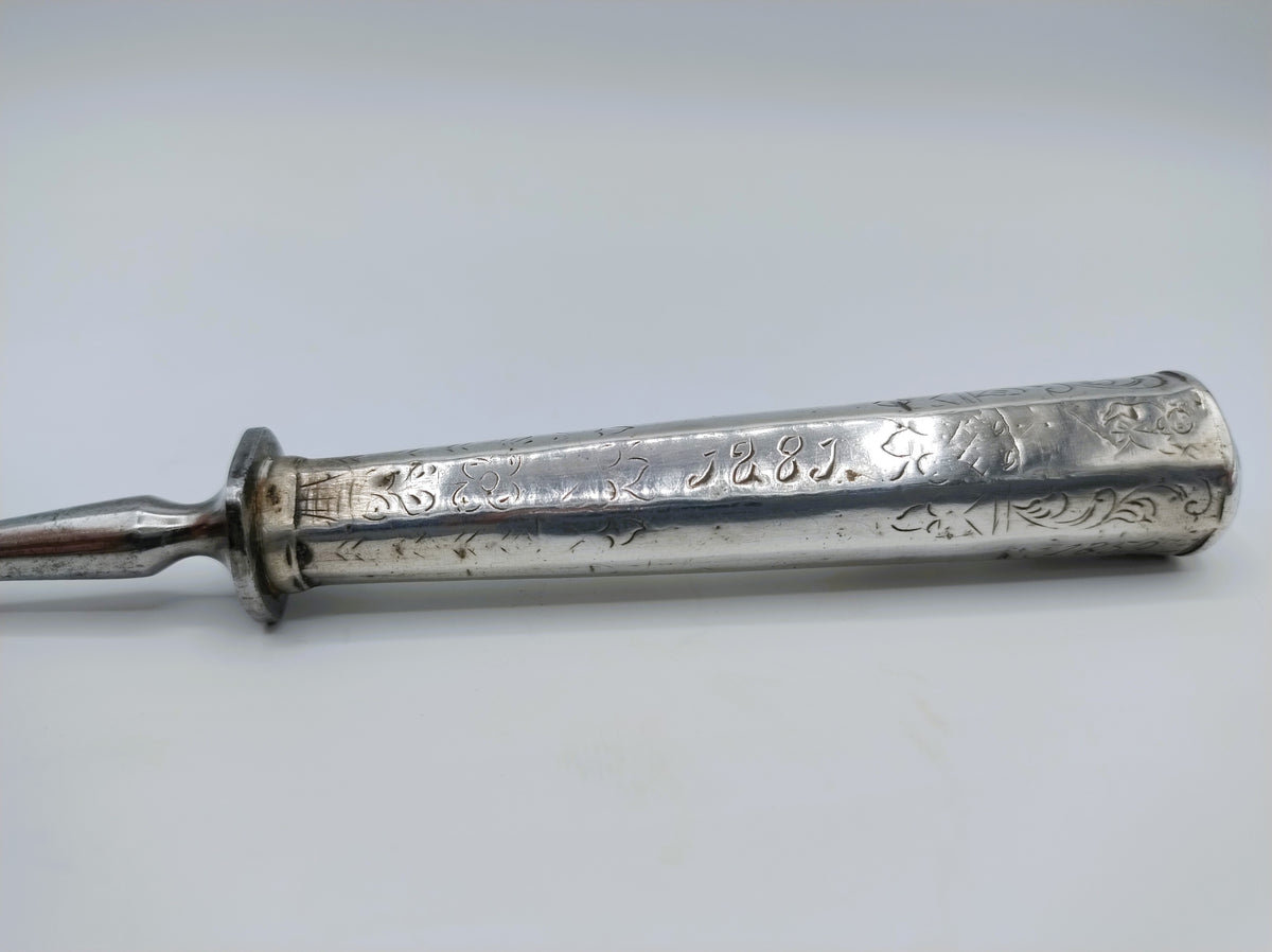 Antieke zilveren vork: gegraveerd heft met knop en staartdeel