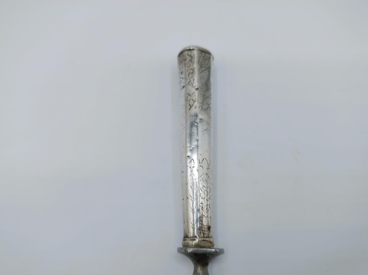 Antiek zilverkleurig vorkheft met decoratieve gravures
