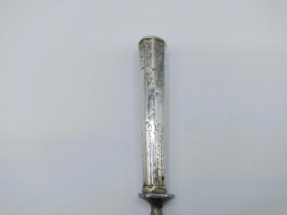 Antiek zilverkleurig vorkheft met decoratieve gravures
