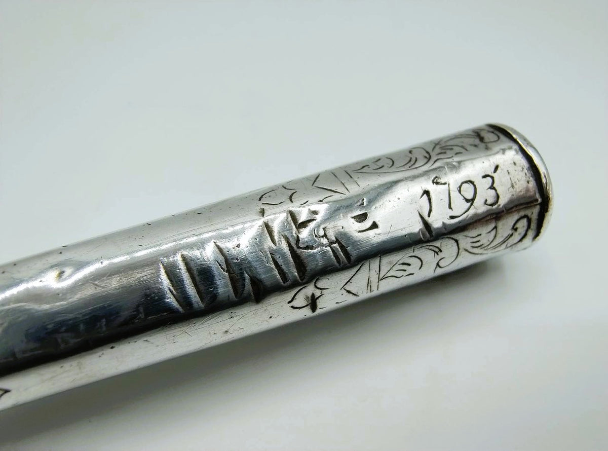 Close-up van gegraveerd vorkheft met cijfers en sierlijke ornamenten