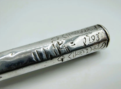 Close-up van gegraveerd vorkheft met cijfers en sierlijke ornamenten