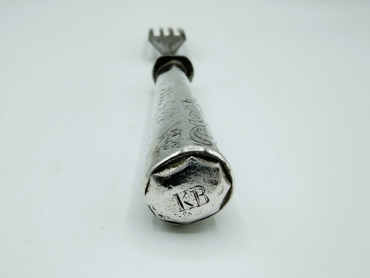 Antiek vorkuiteinde met knop, stempel "KB" en decoratieve rand