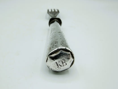 Antiek vorkuiteinde met knop, stempel "KB" en decoratieve rand