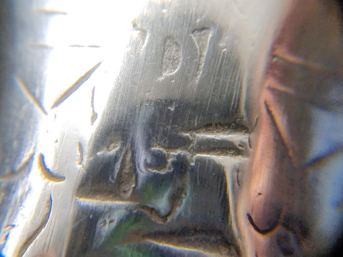 Antieke zilveren vorksteel met close-up van gegraveerde stempel