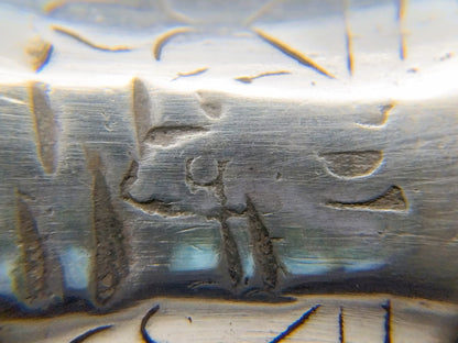 Antieke zilveren vorksteel met gegraveerd decor en zichtbare beschadigingen