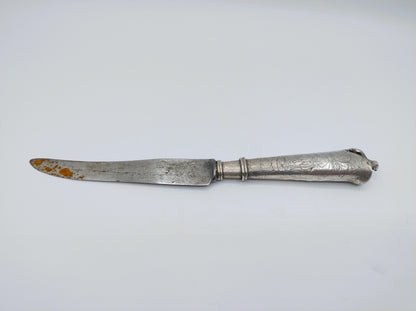 Antiek mes met recht lemmet en gegraveerd zilveren heft met gedraaide ringen.