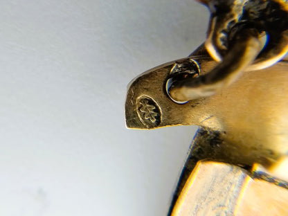 Close-up van goudkleurig slot met reliëf en gekleurde steen in de rand
