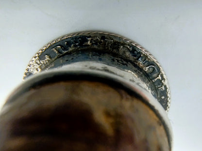 Antieke sierkurk: close-up van zilverkleurige rand en donkergekleurde opening