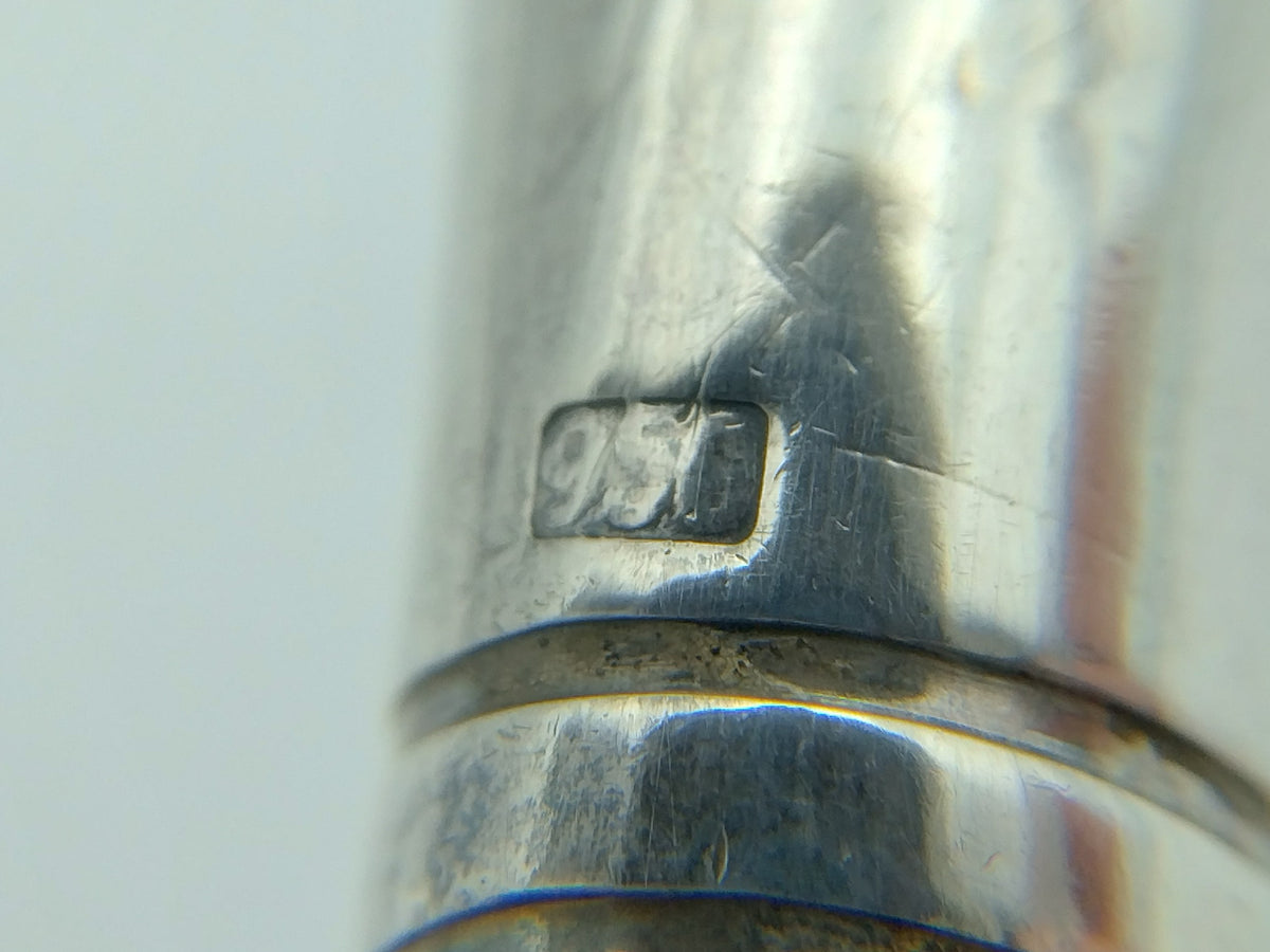 Zilveren stempelmarkering op het metalen pijpje