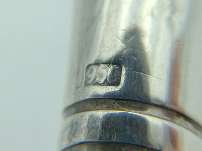 Zilveren stempelmarkering op het metalen pijpje