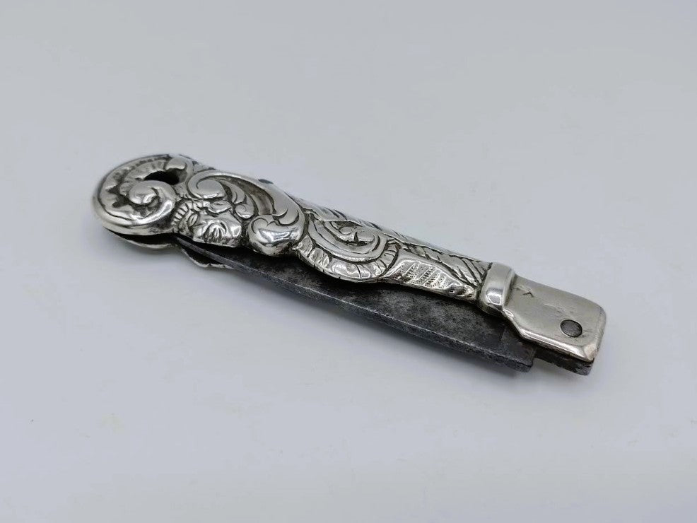 Zilveren zakmes met gravures en zilveren heft, geopende klem en prikring detail