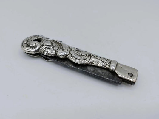 Zilveren zakmes met gravures en zilveren heft, geopende klem en prikring detail