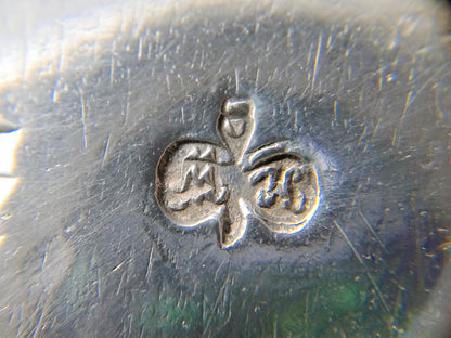 Zilveren stempel met ruit- en bloemmotief op het oppervlak