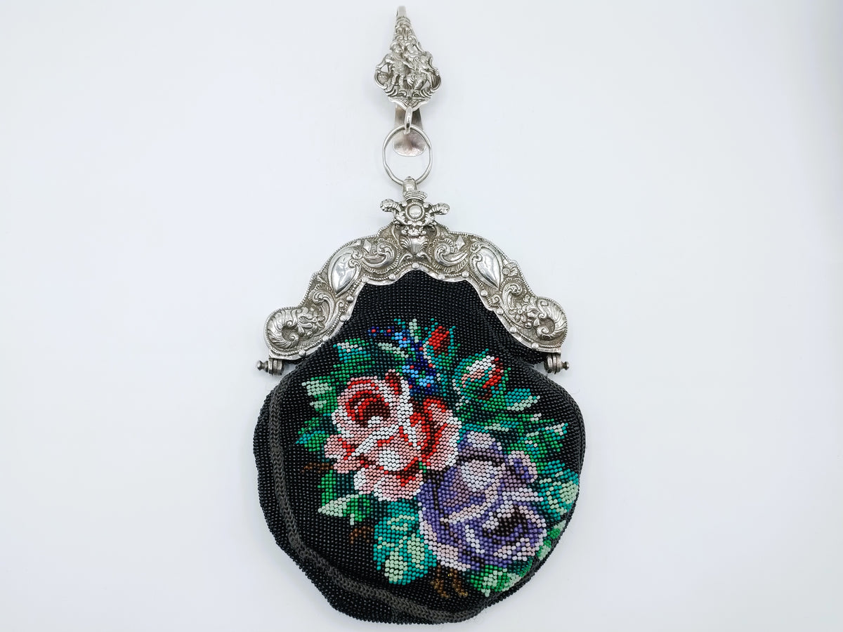 Rokhaak hanger met zwart borduurwerk bloemenmotief en zilveren ornamenten
